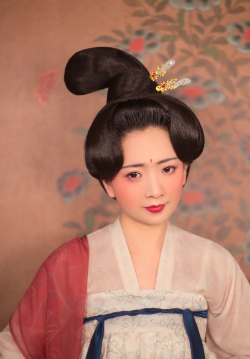 Traditional Chinese fashion in Tang dynasty style. Photo by 润熙陈. Make up by Nikki镜子.