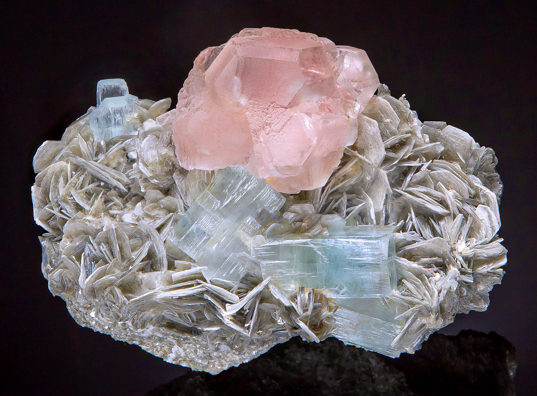 bijoux-et-mineraux:  Morganite and Aquamarine on Muscovite -  Chumar Bakhoor,  Hunza