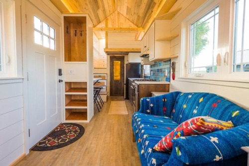 voodooprincessrn: dreamhousetogo:  Francelia’s Tiny House by MitchCraft Tiny Homes  Soooo cute 