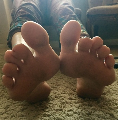 Monday morning coffee and these Sexy toes and sole