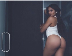 slim-n-wide:  Ashley Ortiz Finally found her name Follow “Small Waist Curves” for more: http://www.tumblr.com/follow/slim-n-wide