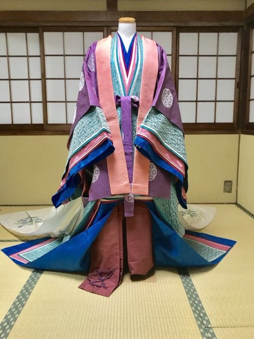 tanuki-kimono: Intricate attire for a court nyobo (lady-in-waiting), seen on OP states that in las