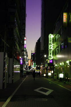 riri-neko:  street at dusk by OiMax on Flickr.