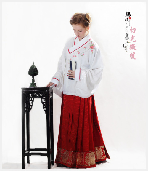 产品描述【款式及套件说明】明制襦裙手绘交领上衣、马面裙【材质选用】提花棉；提花绸，织锦缎【特别说明】手绘上衣，单品价320元；马面裙，单品价510元；上衣+马面裙2件套，优惠价800元。产品展示上衣质