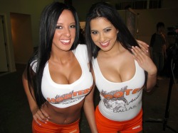 tishlush:  I need help walking out of Hooters