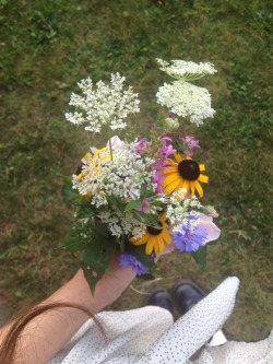 peachfaerie:  i gathered some flowers the other day (and i was wearing my favorite dress aw)