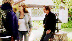 wasalswearengen-deactivated2016:  Clay & Gemma being cute as shit in the background (✿◠‿◠) 