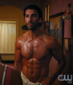 exposedtease:  Justin Baldoni in Jane The Virgin