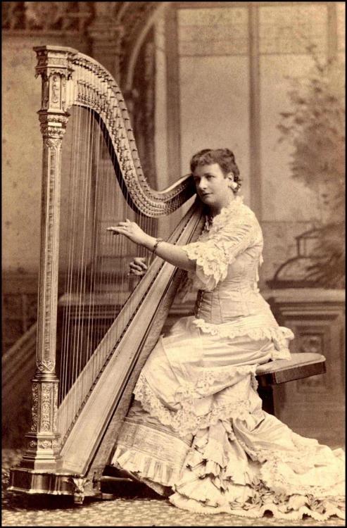 vintageeveryday: Music in Victorian Era – Vintage pictures of women playing musical instrument