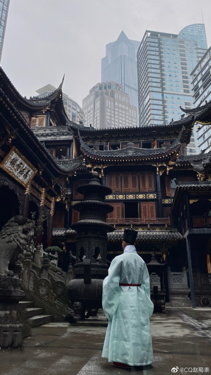 fuckyeahchinesefashion: temples in downtown area of chinese cities