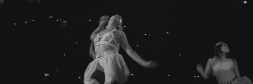 ariana grande headersother ariana grande iconslike/reblog if you savecredit @callistoisdead​ would b