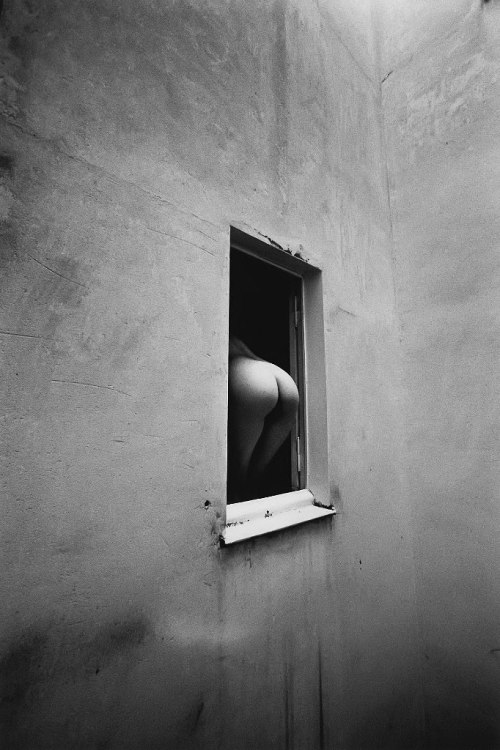 rawpleasures:  Par un jour pluvieux, Paris, 1975. Jeanloup Sieff