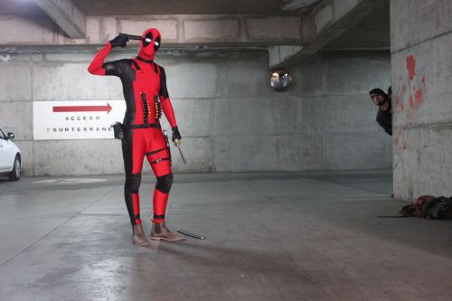 Ladies and gentlemen! I present you with a picture of my Deadpool cosplay! I used this amazing suit 