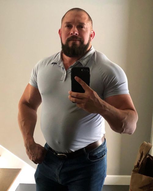 Who’s down for some Thicc Boy Friday? . . . . . . #musclebull #musclebear #musclegay #beefygay