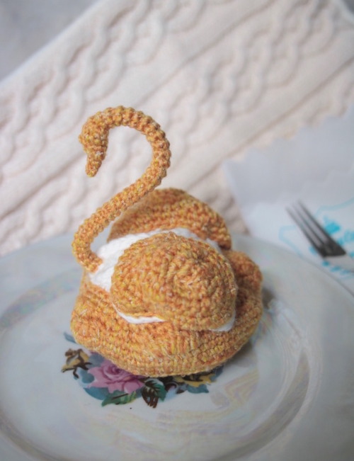 スワンの編みシュークリーム第29回連載　編み師のあみつぶし「スワンの編みシュークリーム」がある風景小学生だった頃、たまに母が、シュークリームを作ってくれた。プチシューからデカシューまで、手作り感満載の