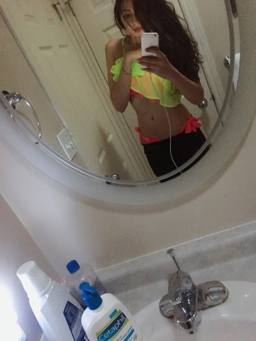 only-takes-abeautiful-fake-smile: Almost there motivation is Alexis ren. She’s body goals natural no