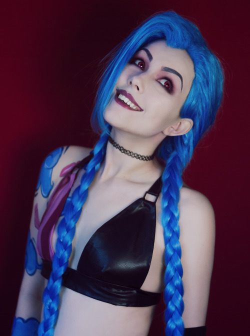 satanplease:I’m obsessed with my Jinx cosplay :D Wig from circusdoll.com ✨use the code “magichelen” 