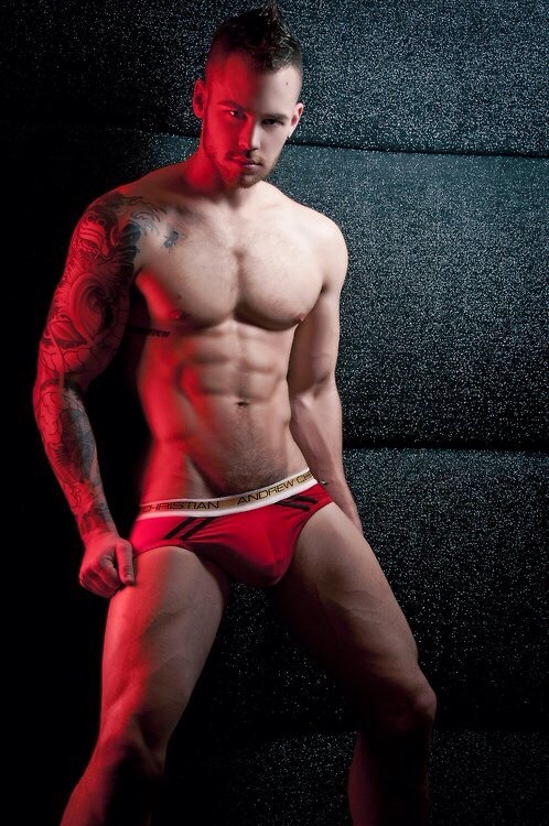 hunkopedia:  Follow Hunk’o’pedia for more hot guys!