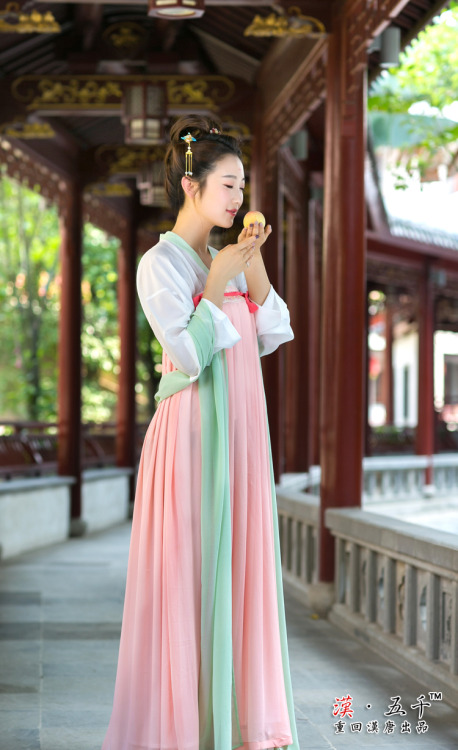 fouryearsofshades: Model 麻豆：@丫丫_Yami Photographer 摄影：@ uu 重回汉唐 5hanfu.taobao.com/