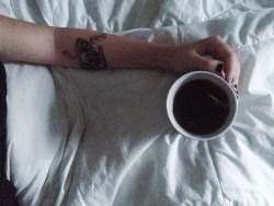 laadyyblue:  Evening tea in bed.☕️