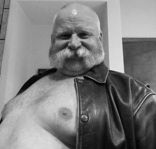 buddycubby: per-bear-daddy-ita: Bello Hiya Papa
