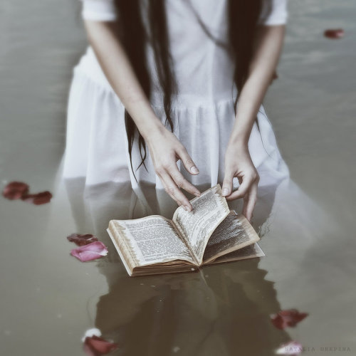 bibliophile-exhibitionism: corsetsandcogs: Water petals book #Beautiful Bookworms Das ist wahrschein