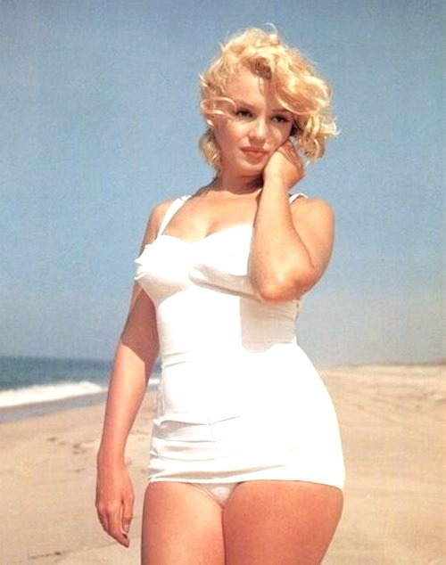 perfectlymarilynmonroe:  Marilyn photographed on the beach by Sam Shaw in Long Island,
