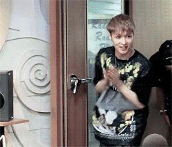 ohmi-ja-deactivated20141029:  Excited Yixing couldn’t stop clapping \(‐＾▽＾‐)/
