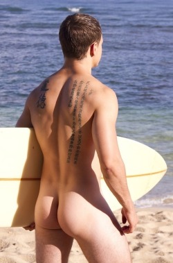 21bluemoon:  bacanisimo:  Follow me now at: http://bacanisimo.tumblr.com/ to see the hottest gay males ever!!  😁