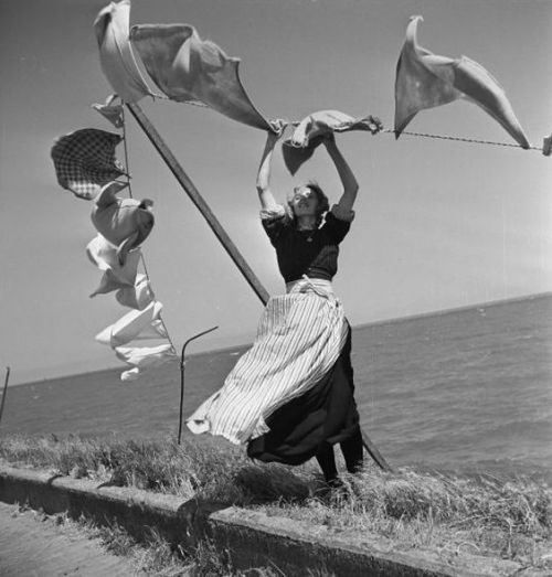 2000-lightyearsfromhome: Laundry flapping on the dike, Volendam,Netherlands, , 1947   © 