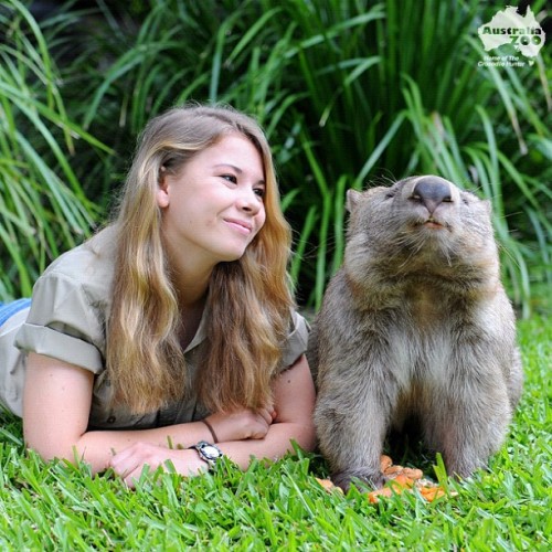 gayscalyoctopus:  boredpanda:    Steve Irwin’s Daughter Is Now Grown Up And Keeping Dad’s Legacy Alive    WOW She looks SO much like her father in the second photo