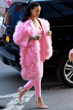 hellyeahrihannafenty: Arriving at GMA - 3/13