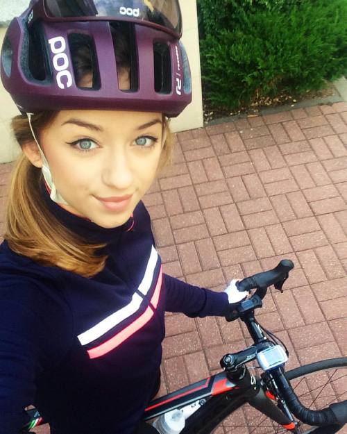 babeonthebike:   #pocgirl ・・・ #babeonthebike #ootd #weridewarsaw #girlbike #girlonbike #girlsonbikes