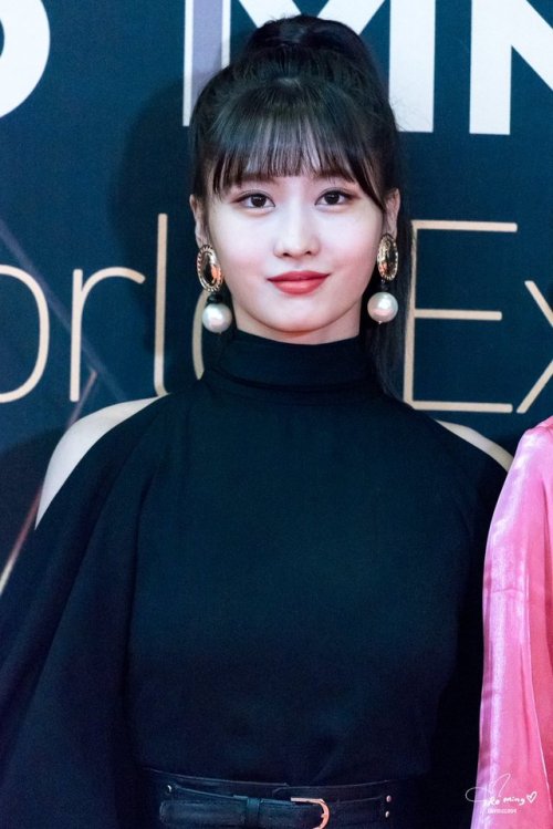 korean-dreams-girls: Momo (Twice) - MAMA 2018 Red Carpet Pics