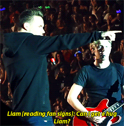 liamotra:  Liam reading fan signs, Manchester - 4/10   Baby