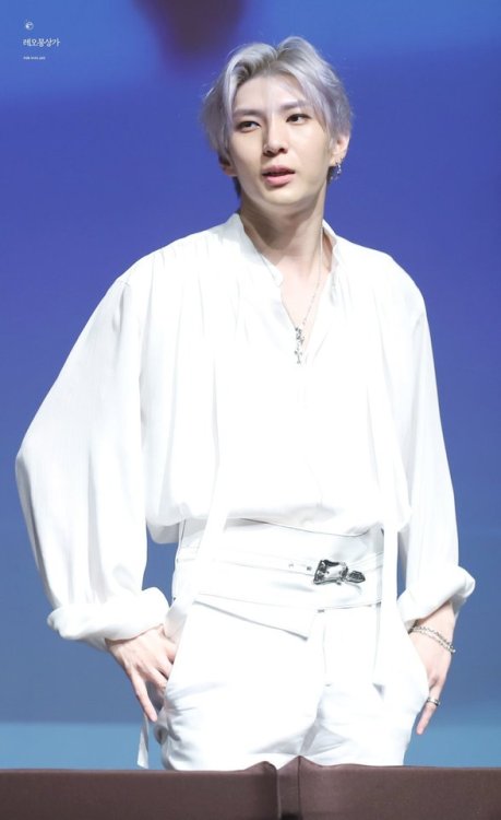 Jung Taekwoon (Leo from VIXX) - Style Focus Follow Viviane Fashion for more