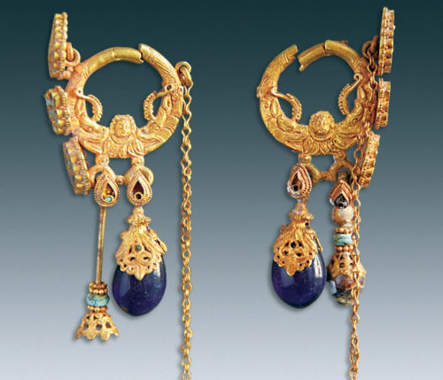 ancientjewels: Pair of gold and amethyst earrings belonging to a woman named Han Farong, discovered 