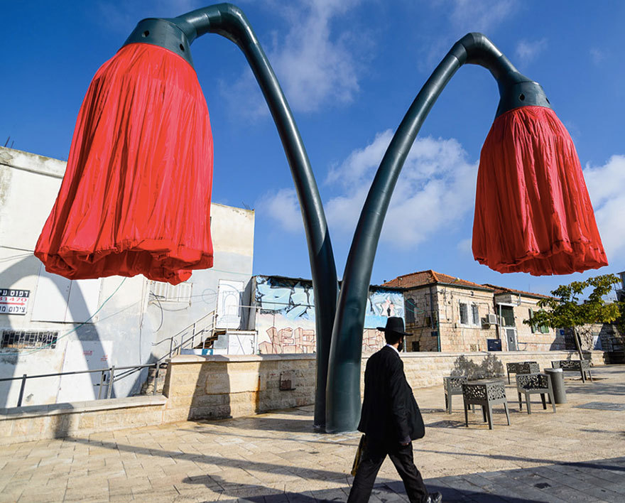 deermom:  boredpanda:    These Flower Lamps Bloom When People Stand Under Them  