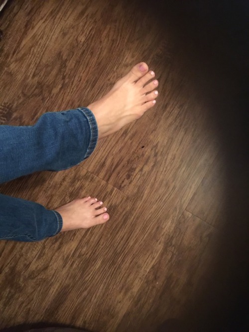 fetishgurl:Barefoot in jeans……