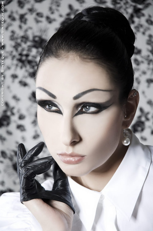 fetish-diva:  That make-up!