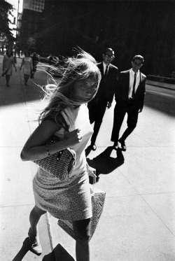 mondfaenger: New York, 1968From the series “Women are beautiful”Photo by Garry Winogrand
