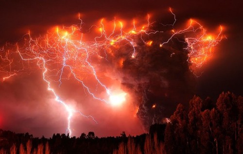 startswithabang:How Do Volcanoes Make Lightning?“Volcanic lightning appears to occur most freq