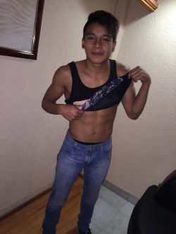 lokiyomxm:  Este chavito coje riquisimo a sus corta edad lo ase muy rico 