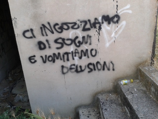 sorrisi-fatti-in-plastica:  &lsquo;Ci ingozziamo di sogni e vomitiamo delusioni&rsquo;.