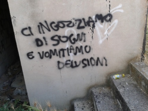 sorrisi-fatti-in-plastica:  ‘Ci ingozziamo di sogni e vomitiamo delusioni’. Foto mia non levate la fonte:) L’ho scritto un po male ma vabbè. (Sardegna. Sanluri)sorrisi-fatti-in-plastica 