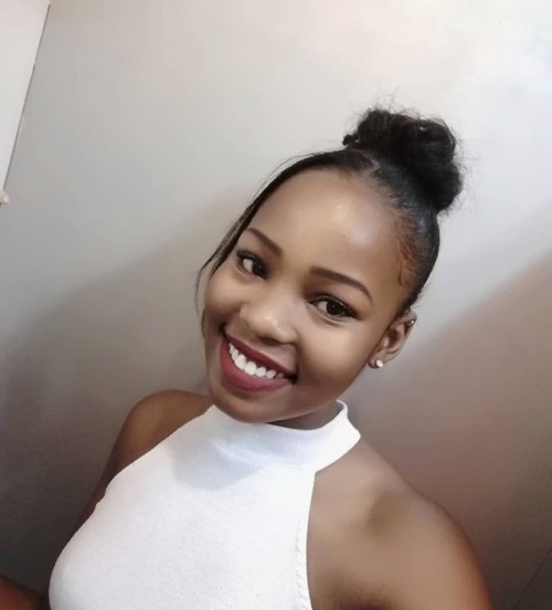 kingjazziedad:  SimplyDelish. GorgeouslySexy. Curvy…..     Ms LuminouslyBright ❤️💛❤️