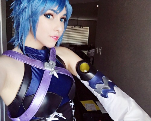 barfingprince:  rare cosplay post from me - super proud of these arm plates 😊 