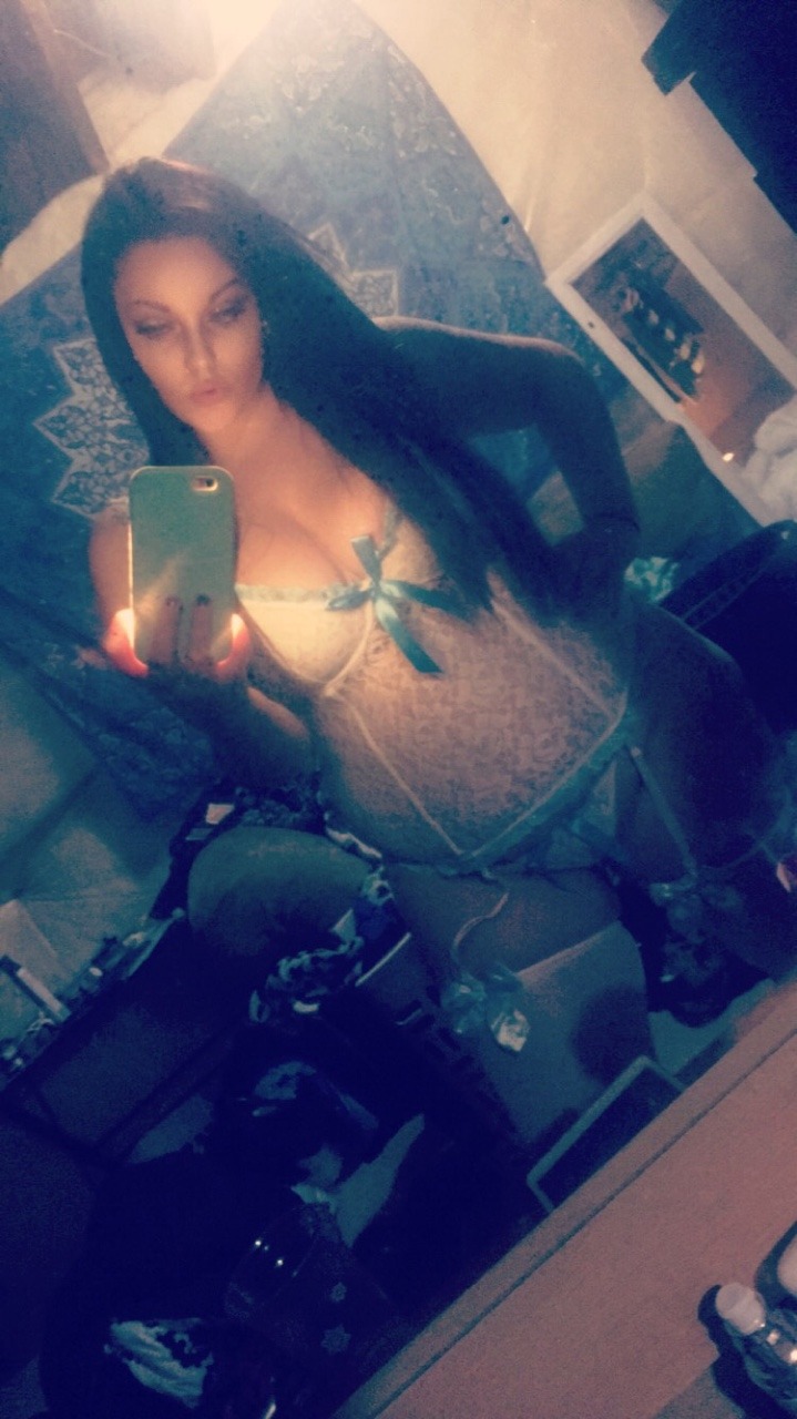 jaydebellexxx:  Wanna get naughty 😈