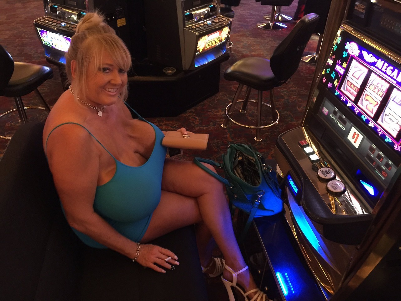 ilovebigfakeboobs: My Kayla Kleevage Flickr Fan Club https://www.flickr.com/groups/3558628@N24/