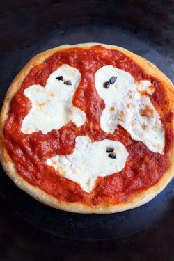 craving-nomz:  Mini Halloween Pizzas 